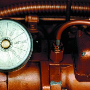 Vor allem Oldtimerbesitzer haben die Qual der Wahl, wenn es um den Griff zum richtigen Schmierstoff geht. Foto: Archiv