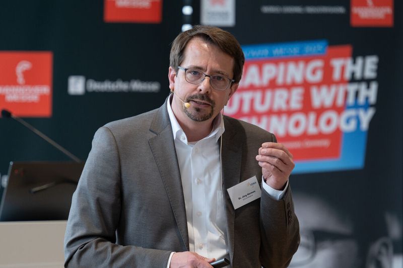 Dr. Jörg Hermes, Chief Operating Officer bei SEW-Eurodrive:  „Auf der Hannover Messe 2025 erleben Besucher live die Verbindung von realer und digitaler Welt der Antriebs- und Automatisierungstechnik in vielen Branchen. Mit dem nachhaltigen Produktbaukasten stärkt SEW-Eurodrive seine Position als globaler Systemanbieter.“ (Bild: Rainer Jensen/Deutsche Messe)
