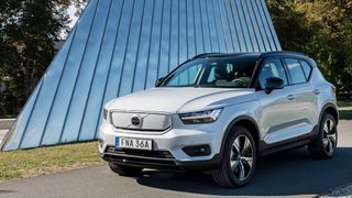 Volvo bringt mit dem XC40 Recharge das erste Fahrzeug der Marke, das ausschließlich batterieelektrisch angetrieben wird. (Bild: Volvo)