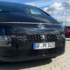 Der Van hebt sich durch sein futuristisches Design von der Masse ab. Dafür sorgen unter anderem der LED-Streifen und der darunter liegende breite Kühlergrill.(Bild:  Simon – VCG)