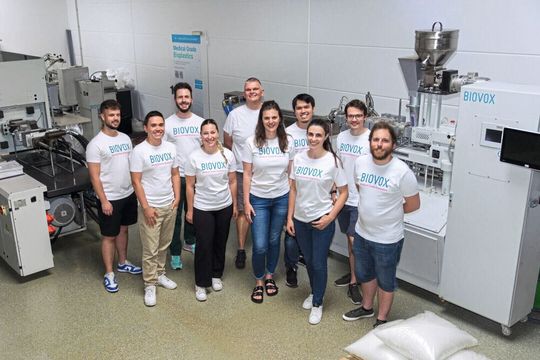 Das Team von Biovox hat den weltweit ersten nachhaltigen Biokunststoff in medizinischer Qualität für Geräte und Verpackungen entwickelt.(Bild:  Biovox GmbH)