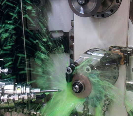 Die Grindinghub wird Anfang Mai zeigen, wohin die Reise beim Schleifen geht. Diverse Aussteller, wie die Vollmer Werke Maschinenfabrik, setzen auf hybride Maschinen. Hier eine solche mit Doppelspindel für das Schleifen von PKD-Werkzeugen oben und das Erodieren unten ...(Bild:  Vollmer)