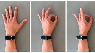 Das „Humain One“ ist laut Unternehmen das weltweit kompakteste, am Handgelenk getragene, nicht-invasive Wearable für Echtzeit-Gesten und kontinuierliche Fingerbewegungsvorhersage. (Bild: Humain Solutions)
