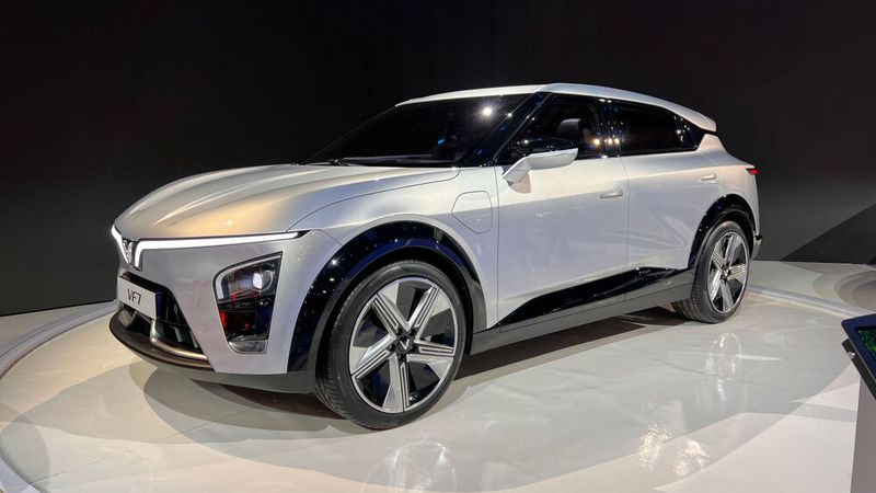 ... der VF7, ... (Bild: Newspress)