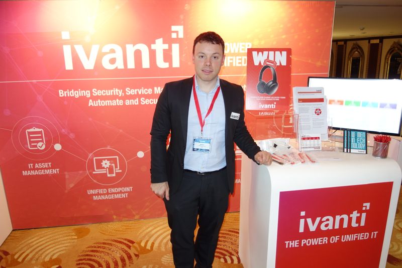Bei Stefano Sardella, ivanti, konnte man nach dem Informationsgespräch Kopfhörer gewinnen. (Bild: IT-BUSINESS)