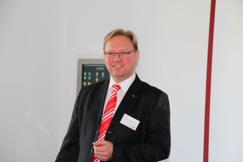 Jonas Spoorendonk von ABB stellte den smarten Sensor für die Wartung von Niederspannungsmotoren vor. (Kunze/elektrotechnik)