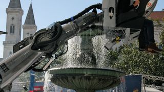 Der Roboter als Fahrgeschäft: Bei den Feierlichkeiten zum Tag der Deutschen Einheit 2012 in München sorgte der Robocoaster für aufregende Momente bei den Besuchern. (Bild: Kuka Roboter)