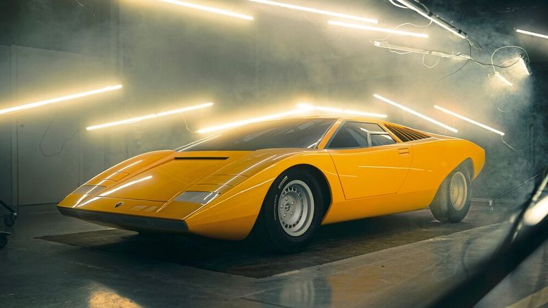 Die Karosserie des Countach ist ein Entwurf des Bertone-Designers Marcello Gandini. Im Wesentlichen entspricht die Karosserieform des Serien-Countach der 1971 vorgestellten Studie LP500, auch wenn sie in einigen Details deutlich abweicht. (Bild: Lamborghini)