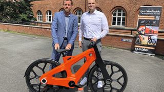 Vollkunststoff-Fahrrad: Gemeinsam präsentierten der Kieler Oberbürgermeister Dr. Ulf Kämpfer (links) und Alexander Welcker (igus) zum Auftakt der Olympia-Rallye das erste Modell eines Fahrrades, das zu über 90 Prozent aus Kunststoff besteht.  (Bild: igus)