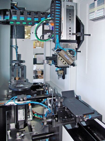 Bild 4: Drei-Achs-Handhabungsgerät der Schleifmaschine.  (Bild: Monnier + Zahner)
