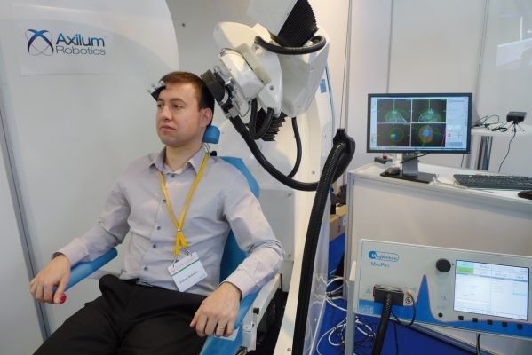 Bild 4: Das Steuer- und Bediensystem übernimmt das Sicherheitsmanagement und kommuniziert per Ethernet mit den kompatiblen Neuro-Navigatoren. (Bild: Axilum Robotix)