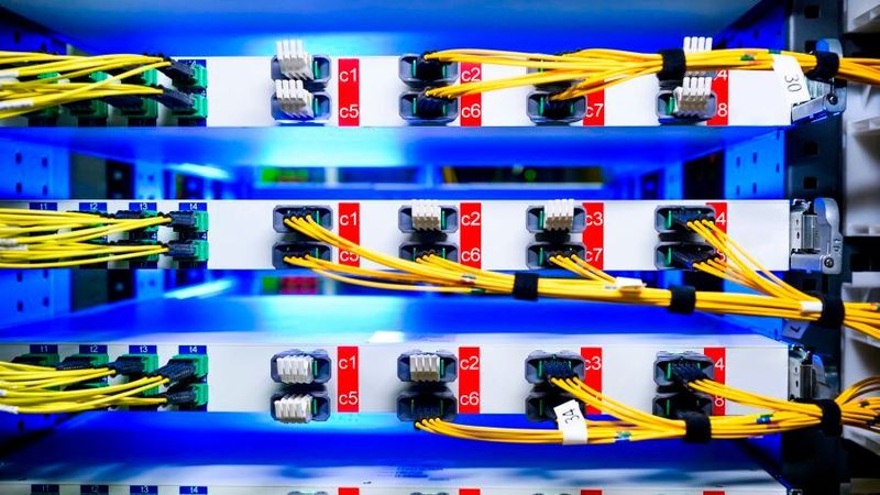 Close-up eines RNG-Racks: AWS ersetzt die klassische Fat-Tree-Architektur zunehmend durch Resilient Network Graphs. Was dahinter steckt.(Bild:  AWS)