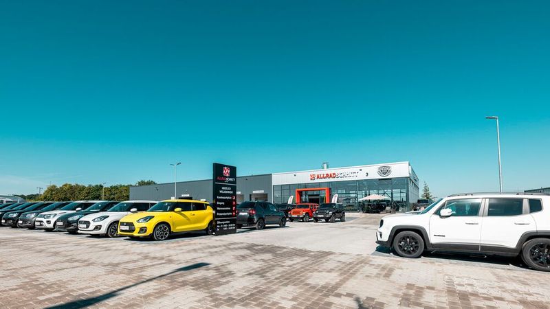 Für 2020 waren ursprünglich 250 Neuwagenverkäufe geplant, aufgrund der Pandemie und Lieferschwierigkeiten der Hersteller hat das Autohaus dieses Ziel nachträglich auf 200 Einheiten reduziert. (Bild: Allrad Schmitt)