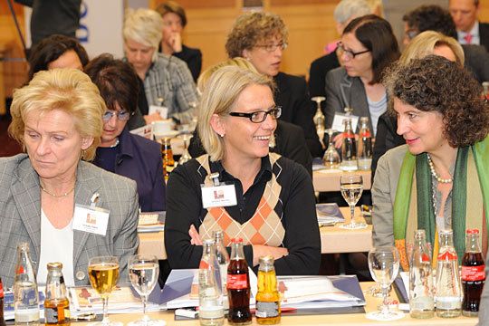 Ursula Ewel, Sabine Martin und Sylvia Diesch-Sehrt (v.li) überlegen, in welchen Workshop sie gehen. (Archiv: Vogel Business Media)