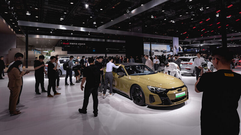 Die deutschen Hersteller verlieren in China an Boden. Auf der Automesse in Shanghai kündigte unter anderem Audi an, bei der E-Mobilität aufholen zu wollen.