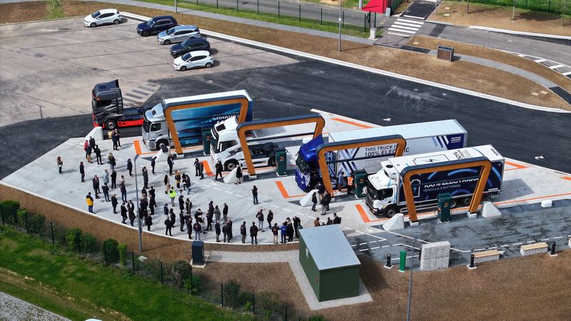 Im April 2024 hat Milence in Rouen den ersten Lkw-Ladehub in Frankreich eröffnet.(Bild:  Milence)