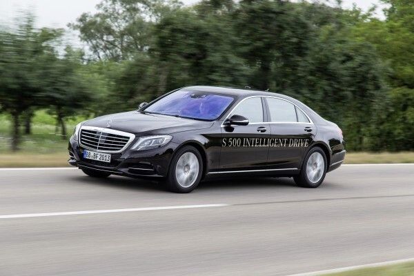 Mercedes-Benz S 500 INTELLIGENT DRIVE: autonom durch Überland- und Stadtverkehr (Mercedes-Benz)