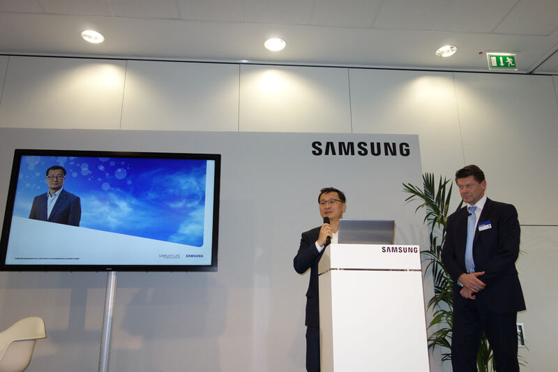 Sungwan Myung, Senior Vice President, und Martin Böker, Samsung, begrüßen die Gäste zur Simplify Life Roadshow in Köln. (Bild: IT-BUSINESS)