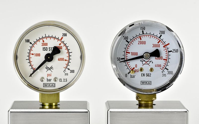 Ein weiterer Sonderpreis Fälschung ging an das Druckmessgerät 111.11.-B. Links das Original der Wika Alexander Wiegand SE & Co. KG, Klingenberg, Deutschland; rechts die Fälschung des Herstellers Huayuan Gas Control Equipment Man. Ltd., VR China, vertrieben durch zwei deutsche Händler, welche die Fälschungen übers Internet angeboten hatten, aber Unterlassung zugesichert haben; der slowenische Zwischenhändler wurde zur Unterlassung verurteilt. (Bild: Plagiarius e.V.)