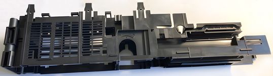 A pesar de los largos recorridos de flujo, el Techno Dur PBT GF 7 1 HFFR V0 llena el molde de esta estructura de soporte para puertas correderas. Al mismo tiempo, el compuesto de PBT cumple los requisitos de resistencia al fuego y rigidez.(Bild:  Techno-Compound)