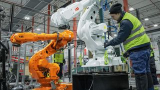 Im Kühlhaus der ICA Group im schwedischen Västerås sortieren acht sechsachsige ABB-Industrieroboter des Typs IRB 6700 im Akkord vakuumverpacktes Fleisch, bevor es per LKW zu den einzelnen ICA-Filialen im ganzen Land transportiert wird.  (ABB)