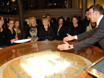 Die Premium-Guides der Gläsernen Manufaktur erklärten die Struktur des Gebäudes. (Archiv: Vogel Business Media)