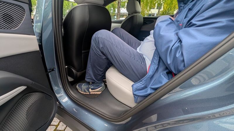 Die Bein- und Kopffreiheit im Fond sind großzügig. Allerdings muss man die Beine hinten recht stark anwinkeln. (Bild: Mauritz – VCG)