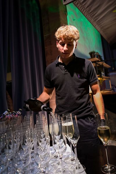 Bei der Abendveranstaltung am Vorabend der Veranstaltung im Maschinenhaus des Bürgerbräus Würzburg kamen bereits zahlreiche Teilnehmer bei gutem Essen und Trinken zusammen. Bereits hier gab es regen Austausch.  (Bild: Stefan Bausewein)