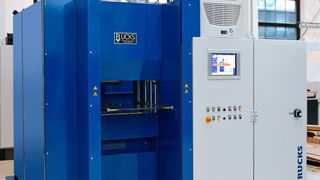 Rucks liefert eine präzise Servopresse mit hoch dynamischer Heiz-/Kühlfunktion an die Firma Heraeus. Anlage arbeitet außerdem mit aus- und einfahrenden Kühlplatten. Die Temperaturverteilung soll durch 18 Heizzonen besonders homogen sein. Maximal kann sie auf 250 °C geheizt werden, wie es heißt. (Rucks)
