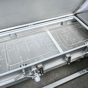 Bei Schwing-Siebmaschinen wie dem Jel Freischwinger lässt sich die Hubverstellung des Siebgehäuses und die Drehzahl des Schwungmotors einstellen.(Bild:  Engelsmann)