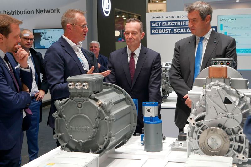 Auch bei Bosch Rexroth drehte es sich um elektrische Antriebe. Hierbei handelt es sich um Elion, ein elektrischer Antrieb für mobile Baumaschinen von Bosch Rexroth. Er ist in vier Baugrößen verfügbar und kann in kompakten als auch schweren Arbeitsmaschinen eingesetzt werden. (Bild: Sandro Kipar/VCG)