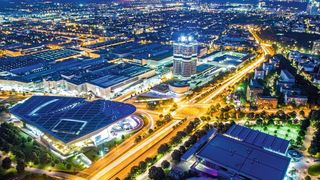 Thermistoren werden als Temperatursensoren in alltäglichen Bereichen wie Brandmeldern und Kühlschränken eingesetzt, aber auch in zahlreichen Temperaturmessaufgaben wie in Industrie, Automotive, Luftfahrt, Medizinelektronik und vieles mehr.  (©FleischiPixel - stock.adobe.com)