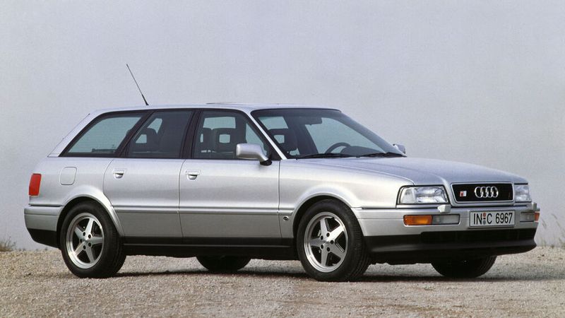 In der Sportversion des Audi 100 (C4), dem Audi S4 von 1991, arbeitet ein aufgeladener 2,2-Liter-Reihen-Fünfzylinder mit 20 Ventilen. Er leistet 169 kW (230 PS) bei 5.900 Touren. Das Drehmoment erreicht dank kurzzeitiger Erhöhung des Ladedrucks einen Spitzenwert von 350 Newtonmetern bei 1.950 Umdrehungen pro Minute. Das Aggregat sorgt auch im Audi S2 Avant (B4) und im Audi S2 Coupé (B3) für Vortrieb. Ab 1994 trägt der Audi S4 den Namen Audi S6. (Bild: AUDI AG)