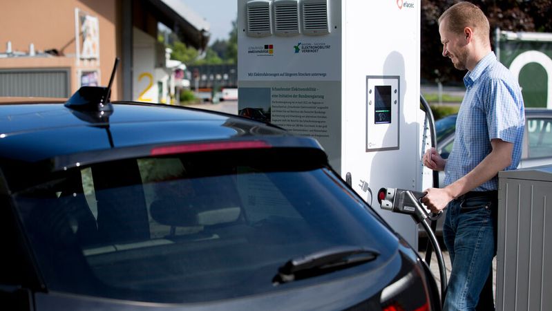 Ladesäulen zu finden, noch dazu freie, wird immer einfacher. Die Zahl der Ladepunkte in Deutschland ist zuletzt kräftig gestiegen.(Bild:  BMW)