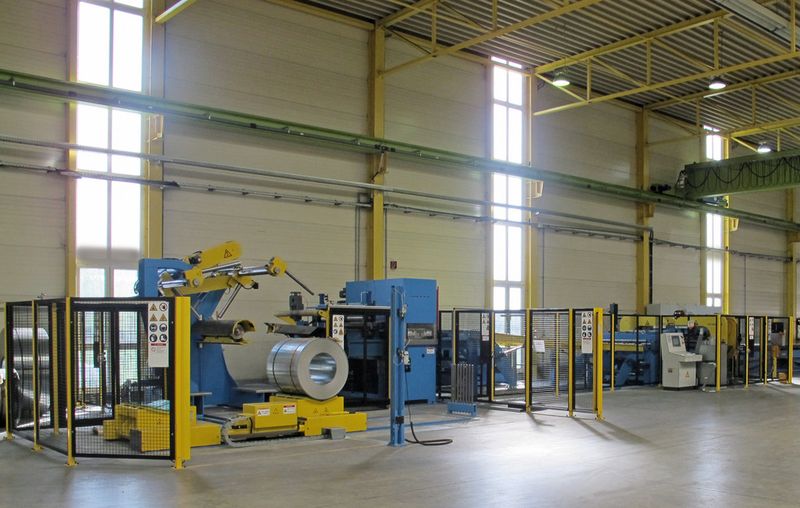 Neu in Betrieb ist eine Powerline S von Schuler beim Kantprofil-Hersteller Wirth in Landsberg bei Halle (Saale). (Bild: Schuler)