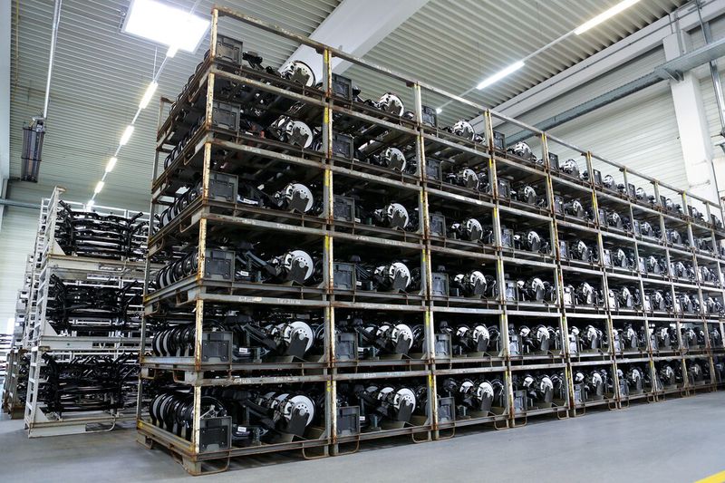 Fahrwerksmodule, bereit zum Transport in die Produktion des Kunden. (Bild: Schnellecke Logistics)