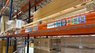 Auf den Stellplatzetiketten für die A-Ebenen der Palettenregale hat ONK bis zu sieben QR-Codes nebeneinander aufgedruckt und die verschiedenen Regalebenen farbcodiert. Auf diese Weise können die Mitarbeiter bei Ein- und Auslagerungen zusätzlich zum Warehouse-Management-System eine visuelle Sicherheitskontrolle durchführen. (Bild: Yusen Logistics)