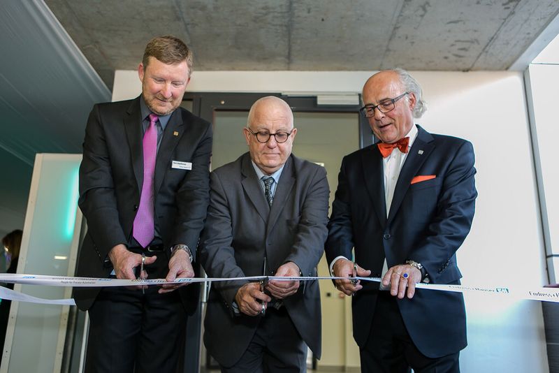 Rob MacKenzie, Geschäftsführer von Endress+Hauser Südafrika, Garth Strachan vom südafrikanischen Ministerium für Handel und Industrie sowie Klaus Endress, Chef der Endress+Hauser Gruppe (v.l.), durchschneiden das Band. (Bild: Endress+Hauser)