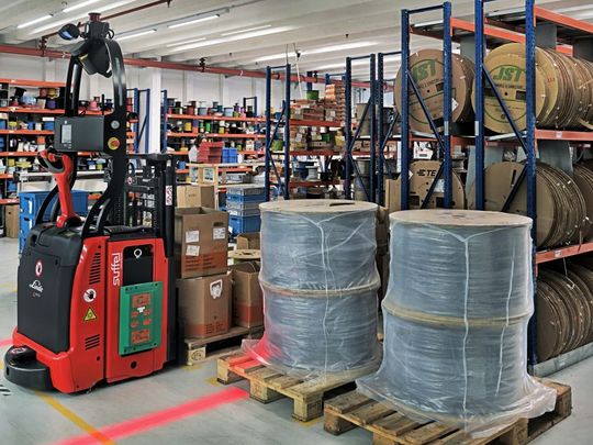 Ein Hochhubwagen Linde L-Matic HD ist für die Ver- und Entsorgung der Produktion zuständig.(Bild:  Linde MH)