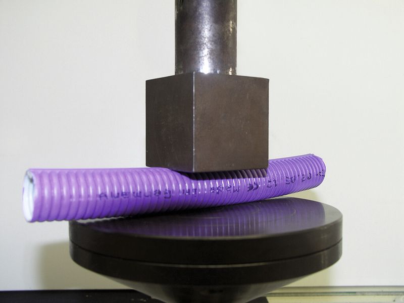 Bid 1: Ein biegsames Rohr darf sich unter Druck um bis zu 25% verformen. Das Prüfverfahren dafür ist in der überarbeiteten Norm genau bestimmt. (Bild: Fränkische Rohrwerke)