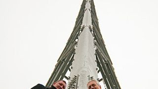 Die Schließringbolzen werden nun auch beim Bau von Gittermasttürmen für Windenergieanlagen eingesetzt. Im Bild: Alexander Petri von Aloca und Detlef Bengs von Butzkies. (Bild: Alcoa Fastening Systems)