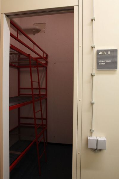 Einen der Schlafräume für Damen hat man erhalten. Insgesamt neun Personen hätten hier Platz gefunden. Geschlafen wurde ebenfalls in Schichten. In schmalen Spinden außerhalb der Schlafkabinen hätten die Bewohner ihr Waschzeug und Unterwäsche unterbringen können, kaum mehr.  (Bild: Comback)