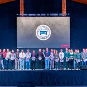 Das Oldenburger Kfz-Handwerk feiert 42 frisch gewonnene Talente. Zusammen mit 	700 Gäste beglückwünschten die Innung und die Kreishandwerkerschaft die neuen Gesellinnen und Gesellen im Eventhof Würsting. Kreishandwerksmeister Boris Jersch gab den ehemaligen Auszubildenden einen wichtigen Rat mit auf ihrem Weg: „Haltung schlägt Talent.“ Im Handwerk sei es wertvoller, sich einen Namen zu machen, statt Titel zu sammeln.(Bild:  Kreishandwerkerschaft Oldenburg)