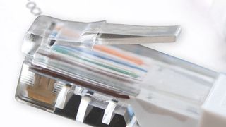 Abb. 1: Analysengeräte und -prozesse digital zu vernetzen und zu steuern, kann die Laborarbeit optimieren und effizienter machen. (©djama; ©maho - stock.adobe.com)