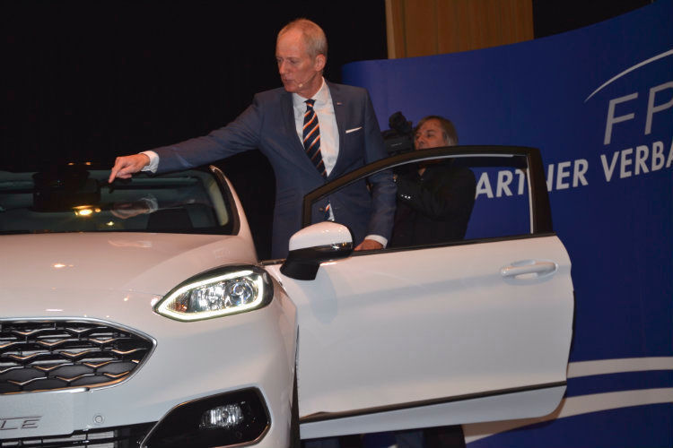 Ford-Deutschland-Geschäftsführer Wolfgang Kopplin präsentierte auch in diesem Jahr sehr detailliert ein neues Ford-Modell: Dieses Mal waren es der neue Ford Fiesta Vignale und der überarbeitete Eco Sport, der 2018 in den Handel rollt. (Mauritz/»kfz-betrieb«)