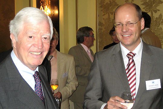 Tauschten sich über die Umweltprämie aus: ZDK-Präsident Robert Rademacher und Skoda-Sprecher Christoph Ludewig (v.li.). (Archiv: Vogel Business Media)