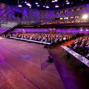 Teilnehmerinnen und Teilnehmer aus aller Welt beim Aachener Werkzeugmaschinen-Kolloquium (AWK)