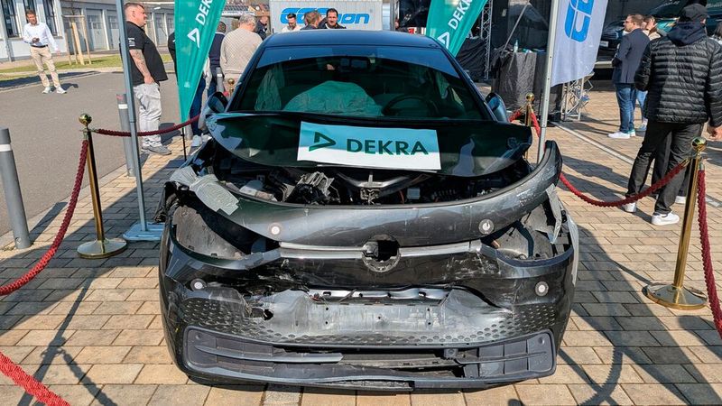Dieser VW ID 3, ausgestellt auf den Würzburger Karosserie- und Schadenstagen, ist ein wirtschaftlicher Totalschaden. Die Reparaturkosten liegen bei rund 45.000 Euro.(Bild:  Rosenow – VCG)