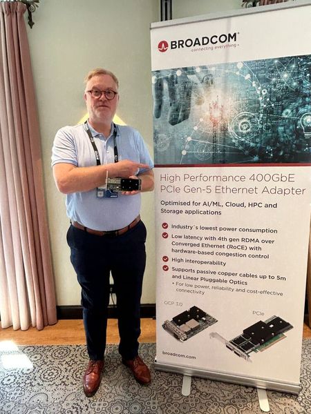 Dietmar Hinze (Broadcom) ist selbstverständlich auch mit seinem Stand vor Ort. (Bild: Boston)