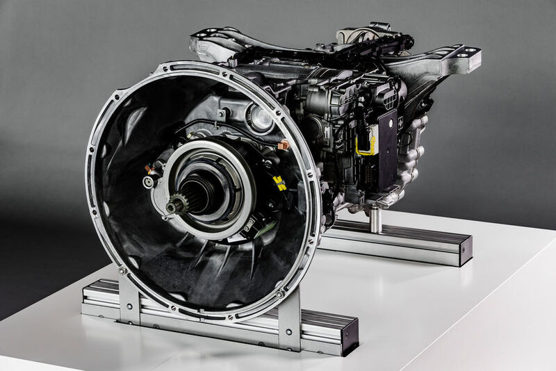 Das Zwölfganggetriebe „PowerShift 3“ hat 50 Prozent geringere Reibleistungsverluste und einen höheren Wirkungsgrad von jetzt nahezu 100 Prozent. Die verwendete Klauenschaltung für die Nachschaltgruppe verringert laut Hersteller vor allem den Verschleiß, beschleunigt die Schaltung zwischen den Gängen sechs und sieben und senkt das Gewicht. (Daimler)